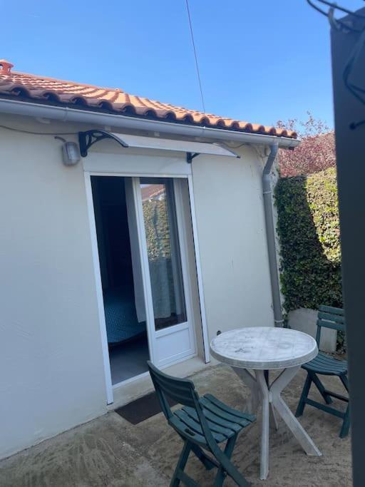 Charmant Appartement Avec Parking Privee Buxerolles Exterior photo